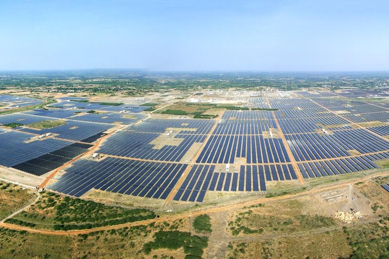 AuroraSolarTech's tweet photo. #Solar is one of the fastest growing #energy sources in the world, and with countries racing to assert their dominance in the burgeoning industry the leading nation is never clear for long. Here we look at the nine biggest solar power plants in the world: https://t.co/PXrXUktzBf https://t.co/A3itMtFwYu