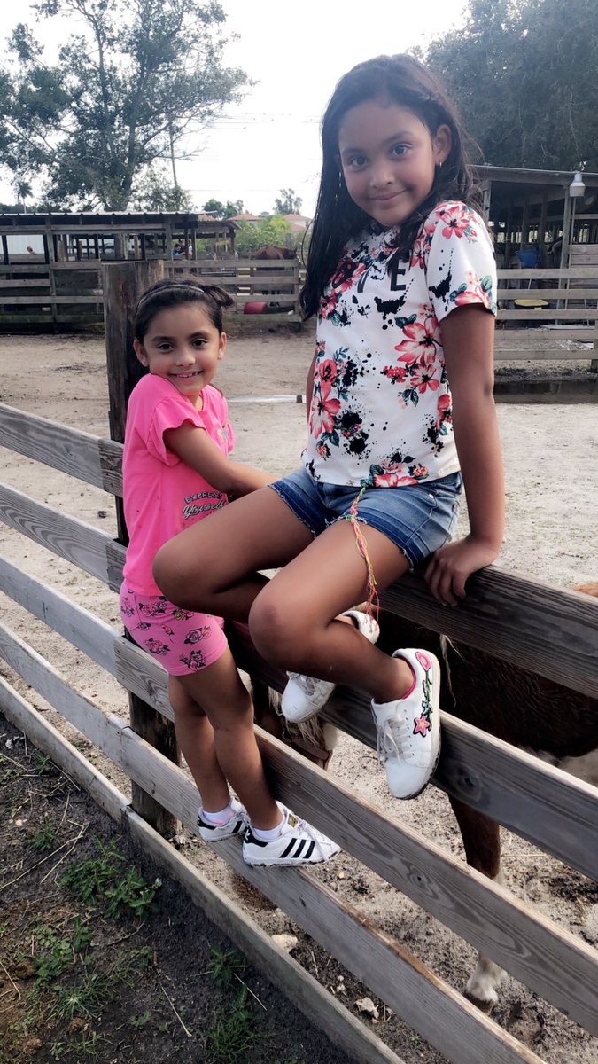 claudiaeijo1's tweet image. My little divas 😘 #PumpkinPatchfun #Happyfall #Happygirls