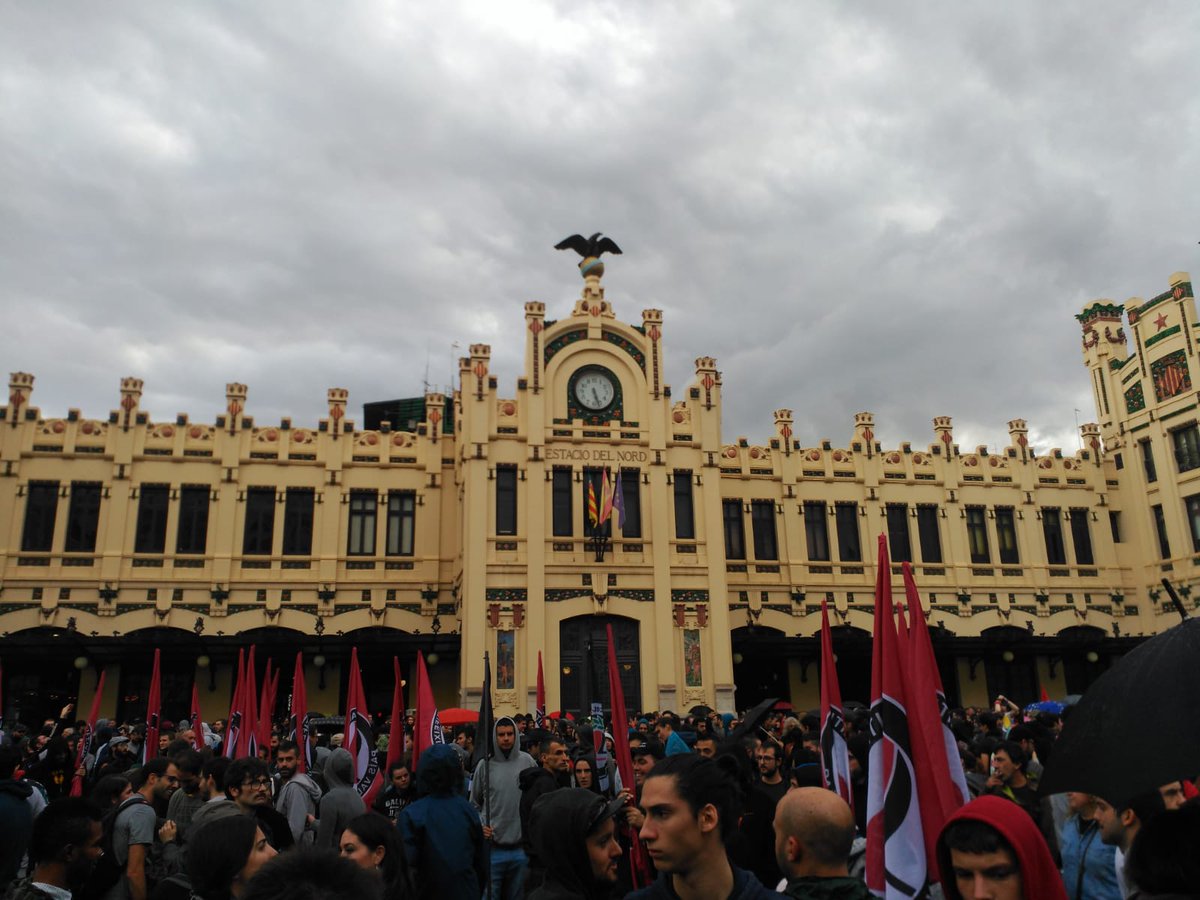 Mentre el Parlament autonòmic de Catalunya ens omple de renúncies i vergonya, des del sud la València combativa i dempeus ens mostra quin és el camí de la dignitat i la #República #PaïsosCatalans #CarrersAntifeixistes #9Octubre