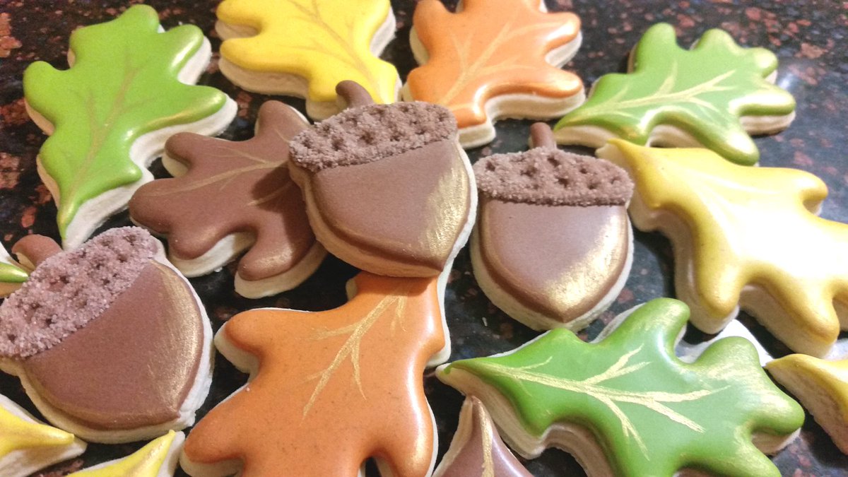bakehillcountry's tweet photo. Changing Oak leaves and acorn cookies for fall! 

#fallcolors #fallcookies #fall #autumn #autumncookies #autumnvibes #ItsFallYall #edibleart #decoratedcookies #pumpkinspice #Acorns #oakleaves #cookiebag #cookies #hillcountrycookies https://t.co/JWgKlSPVSa
