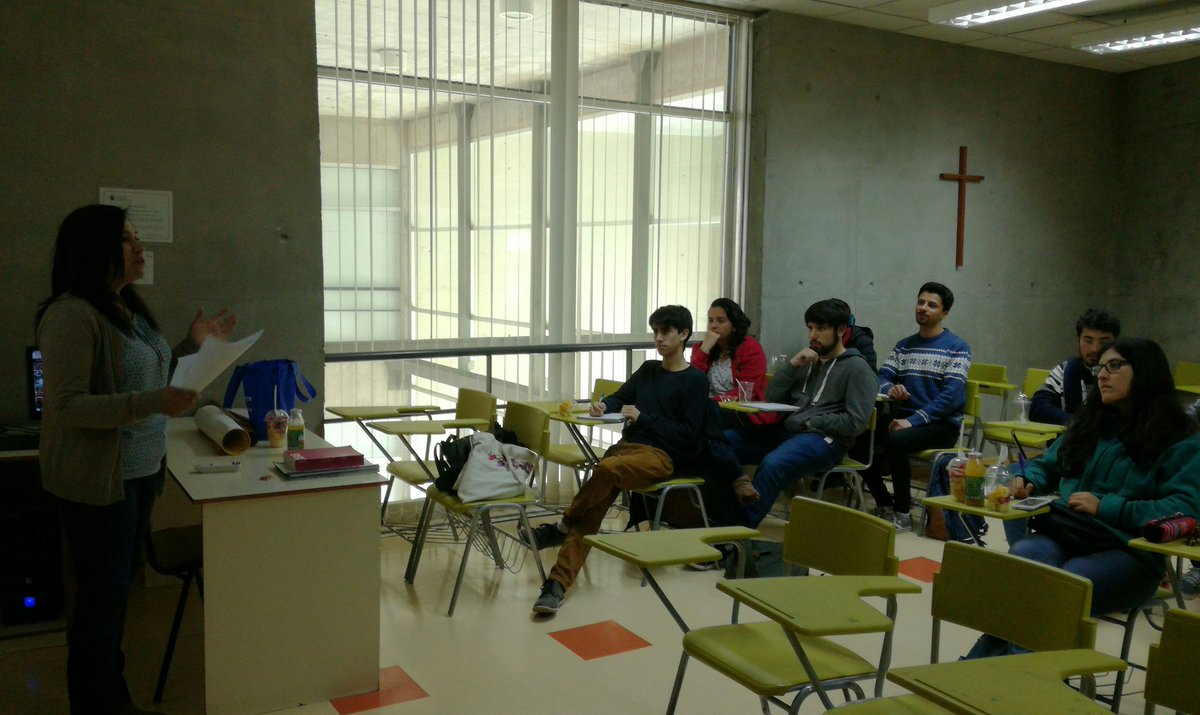 pucvperiodismo's tweet photo. Cecilia Michea de @APPC_Comunidad capacita en diseño a los voluntarios y voluntarias de #ProyectoCuvic https://t.co/NHBnrkSCRL