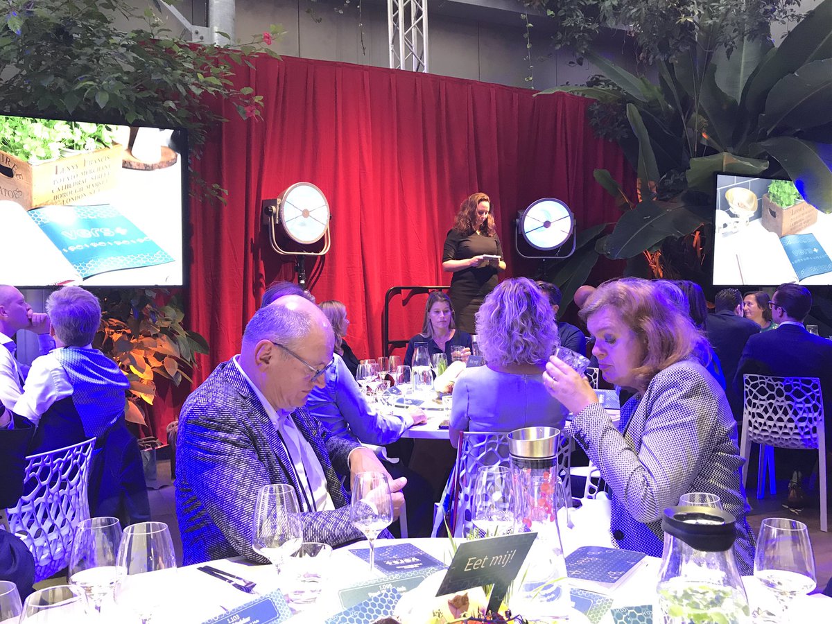 mauricewubben's tweet photo. Marieke Kodde van @InnoQuarter legt uit wat #versplus was, deed, nu is, weet, kan, en dat er nog veel te doen staat; dat samenwerken moeilijk is; dat nutriënten en patiënten, kinderdagverblijven en tuinbouwers samen de wereld gezonder kunnen maken #marktkansen https://t.co/uai6y8JNrs