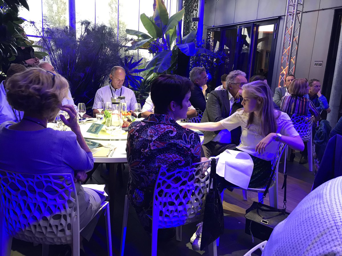 mauricewubben's tweet photo. Marieke Kodde van @InnoQuarter legt uit wat #versplus was, deed, nu is, weet, kan, en dat er nog veel te doen staat; dat samenwerken moeilijk is; dat nutriënten en patiënten, kinderdagverblijven en tuinbouwers samen de wereld gezonder kunnen maken #marktkansen https://t.co/uai6y8JNrs