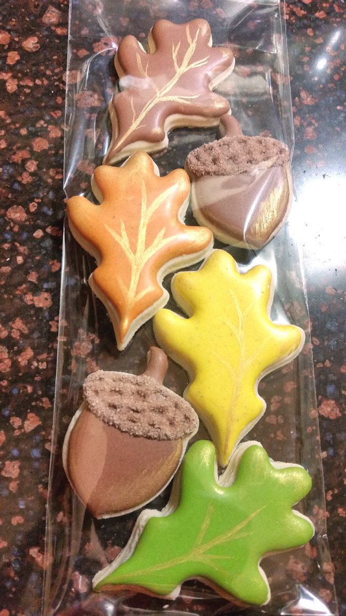 bakehillcountry's tweet photo. Changing Oak leaves and acorn cookies for fall! 

#fallcolors #fallcookies #fall #autumn #autumncookies #autumnvibes #ItsFallYall #edibleart #decoratedcookies #pumpkinspice #Acorns #oakleaves #cookiebag #cookies #hillcountrycookies https://t.co/JWgKlSPVSa