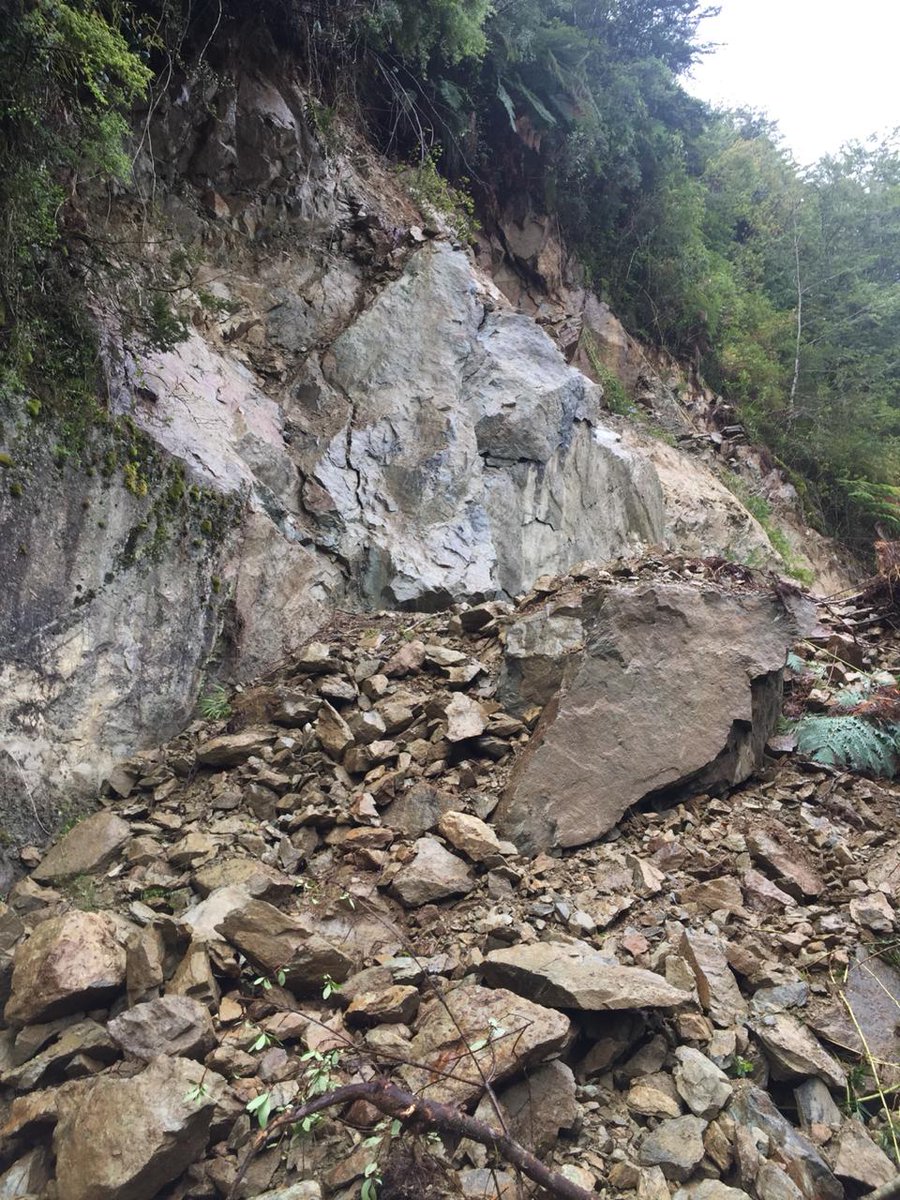 moploslagos's tweet photo. ⚠️ATENCIÓN⚠️ #VialidadMOP informa que debido a la magnitud del derrumbe ocurrido en #Ruta7, tramo #Hornopirén #Pichanco, km 126, entre Cholgo y Puente Mariquita, trabajos se extenderán durante toda la jornada. Mañana estará habilitada #MejorConectividad #ChileLoHacemosTodos https://t.co/wYlDhethFJ