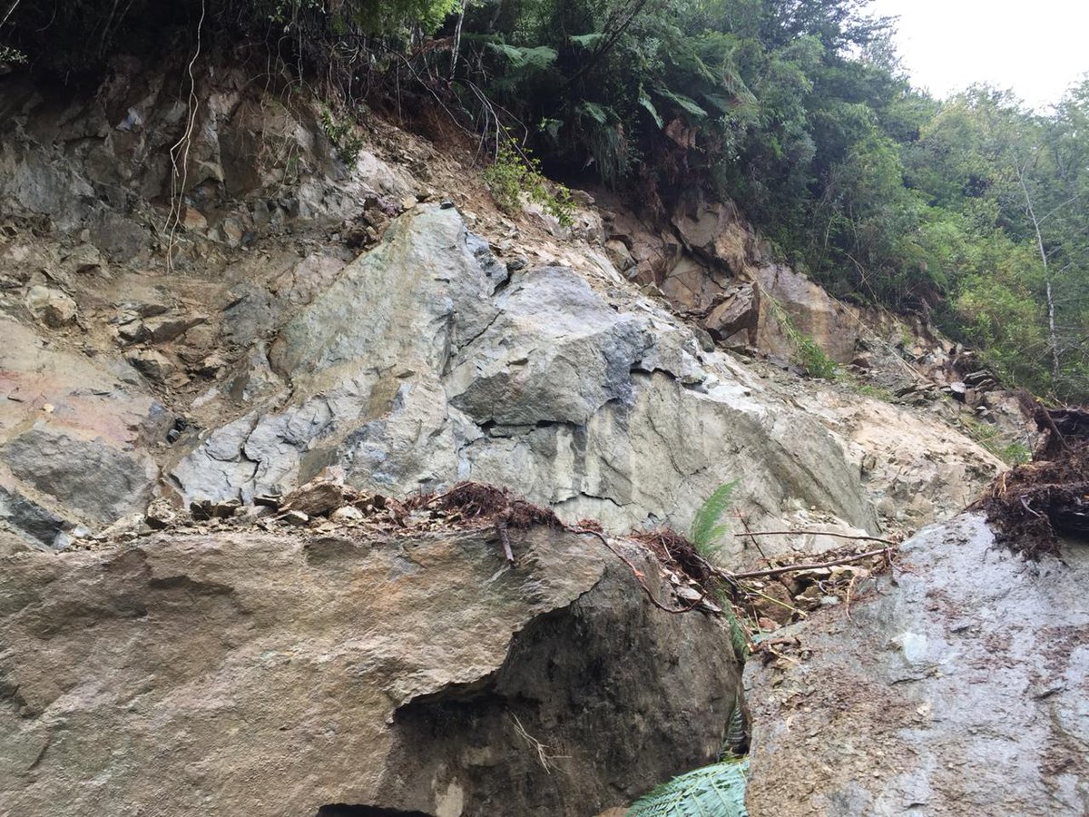moploslagos's tweet photo. ⚠️ATENCIÓN⚠️ #VialidadMOP informa que debido a la magnitud del derrumbe ocurrido en #Ruta7, tramo #Hornopirén #Pichanco, km 126, entre Cholgo y Puente Mariquita, trabajos se extenderán durante toda la jornada. Mañana estará habilitada #MejorConectividad #ChileLoHacemosTodos https://t.co/wYlDhethFJ