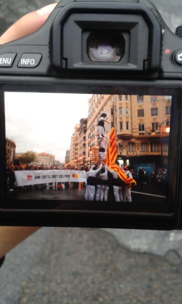MirallValencia's tweet photo. @revista_mirall @SrCarbonell @AlvaroMunyoz @FrancescViadel @_pulmons @Alee244 @JaumeICastigaor @JRNadal @EBataller @ValencianMemes @JoanSole_ @LaRepublicaCat @amontielmarquez @bea_UV @LaiaMas La foto del #9dOctubre #9deOctubre #DiaMu https://t.co/V1BauFL1n4