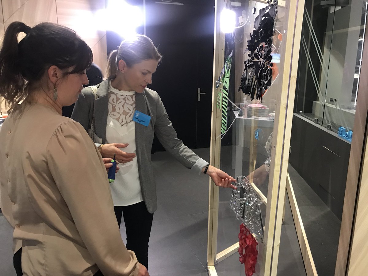 Arkema_fr's tweet photo. 3,2,1… collage immédiat 🚀🚀🚀 @vertcerise nous montre comment faire de la colle #fixandflash de @Bostik votre meilleur allié ! #PlusFortDansLesColles #Atelier420 https://t.co/t2Y5gHfHpD
