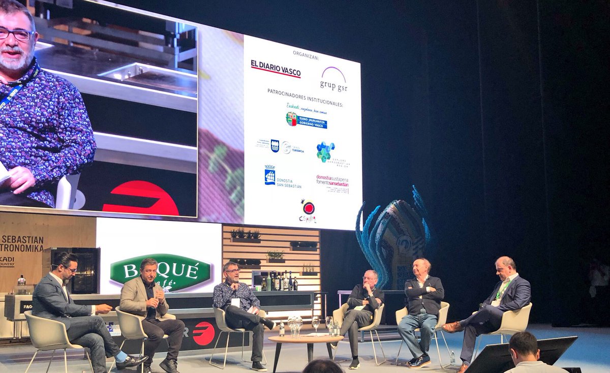 juliaplozano's tweet image. Se nos ha hecho corto el diálogo sobre la trayectoria de la #CocinaEspañoladeVanguardia con #RafaelGarciaSantos @JCCapel #JoanRoca @QiqeDacosta y @uncomino moderados por @PauArenos  
Innovar, compartir, ser libres y no acomodarse, para afrontar las nuevas reglas 👏🏻 #ssg18