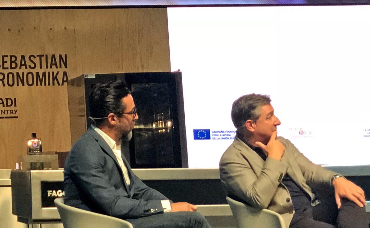 juliaplozano's tweet image. Se nos ha hecho corto el diálogo sobre la trayectoria de la #CocinaEspañoladeVanguardia con #RafaelGarciaSantos @JCCapel #JoanRoca @QiqeDacosta y @uncomino moderados por @PauArenos  
Innovar, compartir, ser libres y no acomodarse, para afrontar las nuevas reglas 👏🏻 #ssg18