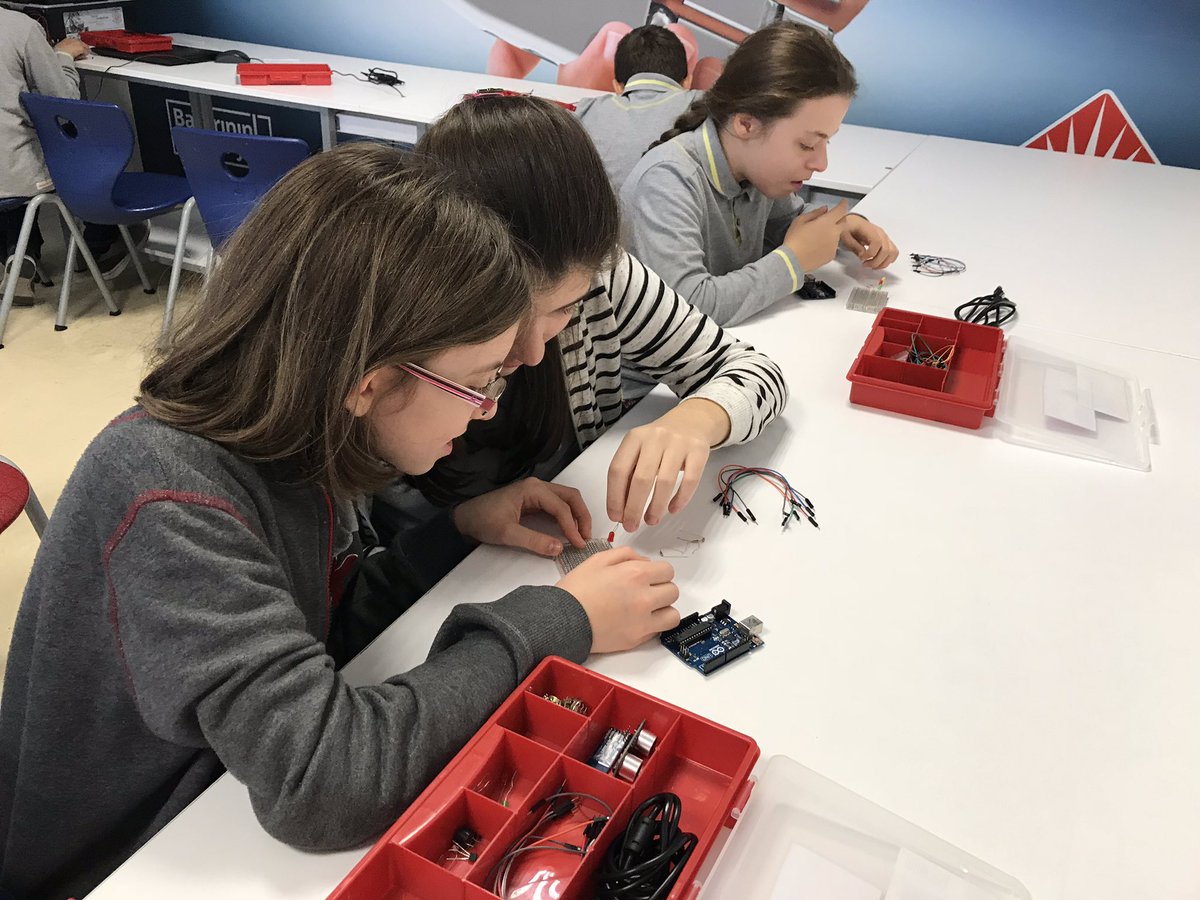 EmreOzenoglu's tweet image. İleri düzey uygulamalara başlamadan önce ön bilgilerimizi kontrol ediyoruz! #Arduino #CodeWeek2018 #BahcesehirKodluyor @burhanyazgan @sleymankocdemi1 @Deryaapolatt @elfyet