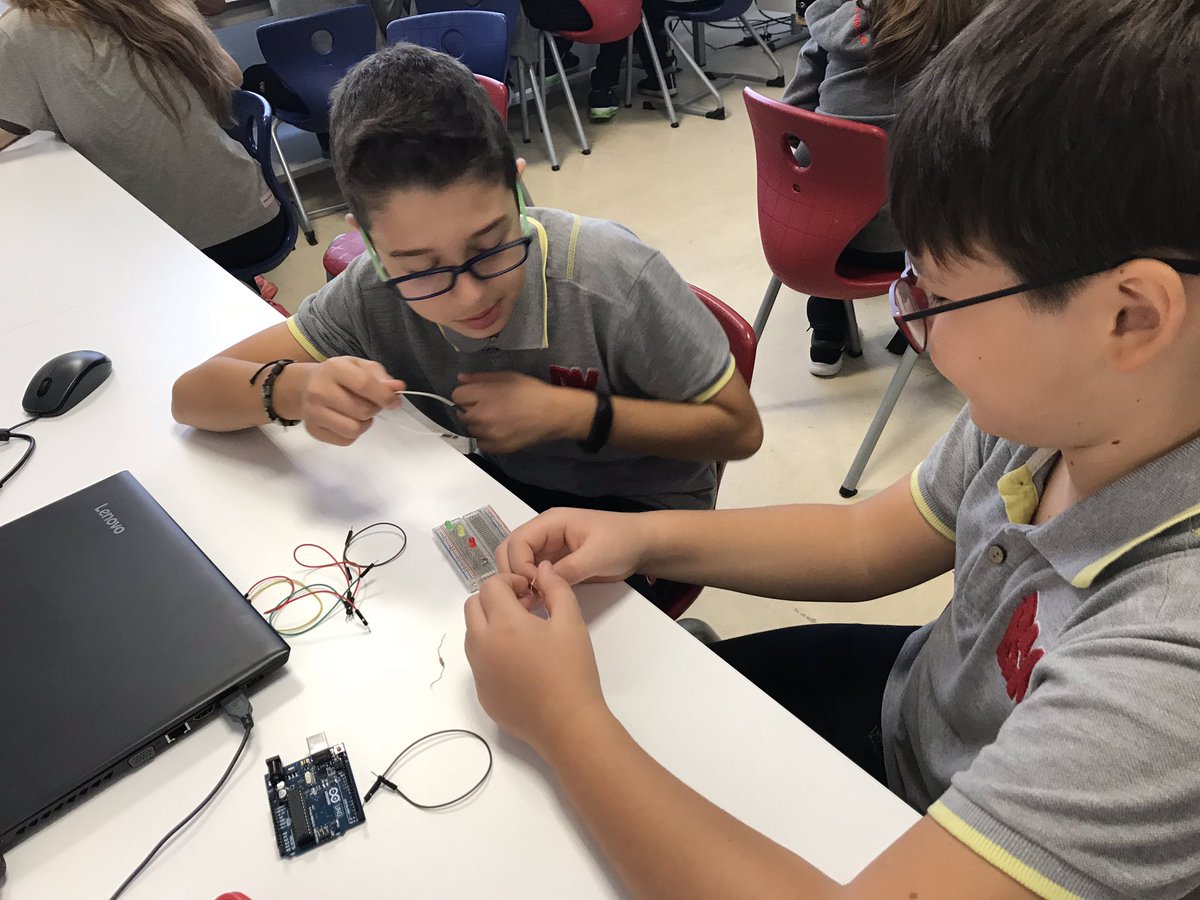 EmreOzenoglu's tweet image. İleri düzey uygulamalara başlamadan önce ön bilgilerimizi kontrol ediyoruz! #Arduino #CodeWeek2018 #BahcesehirKodluyor @burhanyazgan @sleymankocdemi1 @Deryaapolatt @elfyet