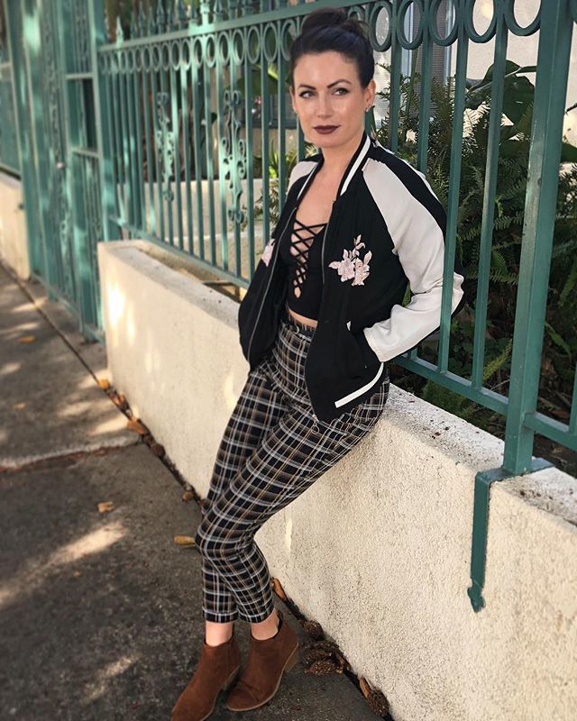 chloezak's tweet image. Just hangin’ out creeping on my neighborhood 👀 #ootdfashion #checkeredpants #plaidpants #fallfashion2018 #fallfashion ift.tt/2ONiRj9