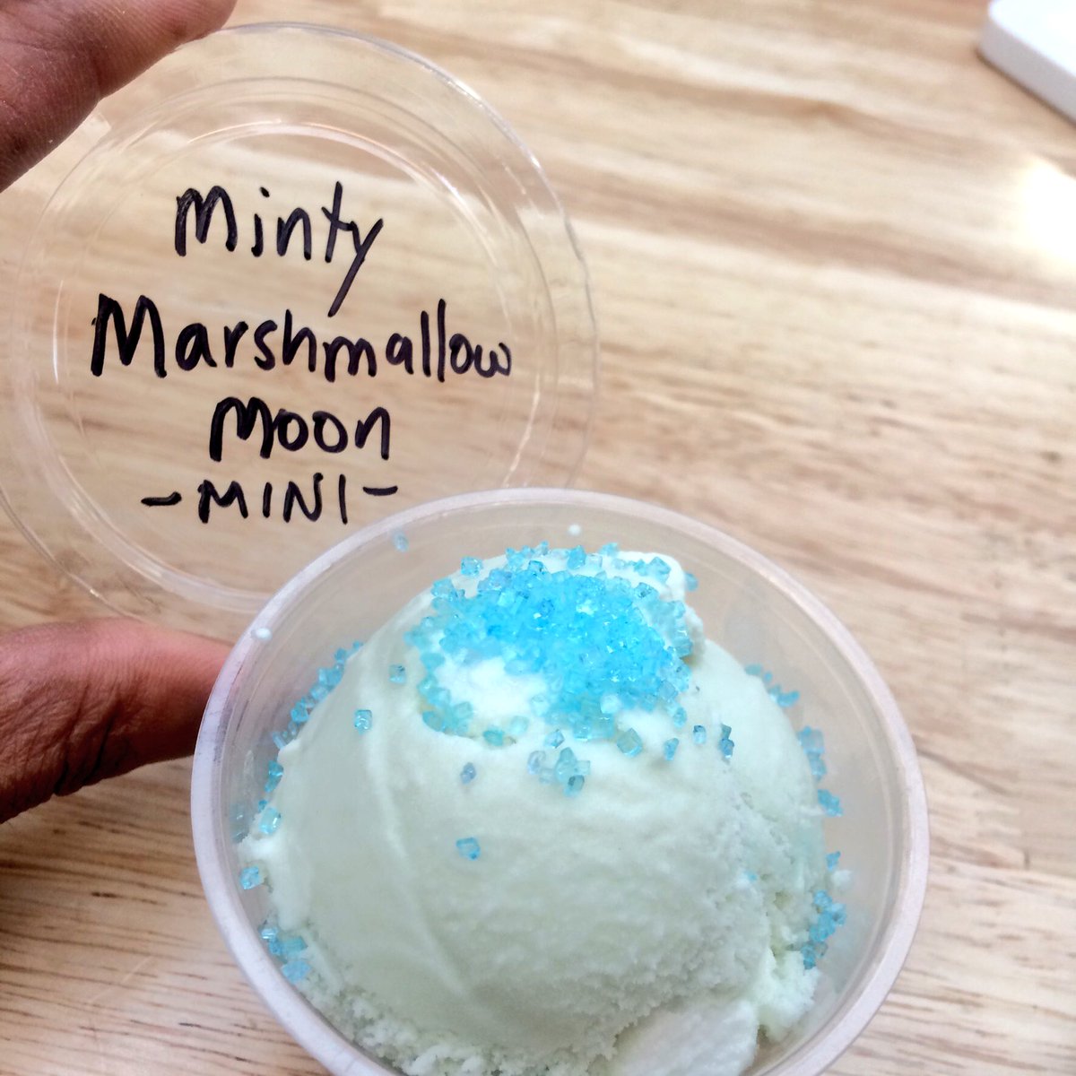 smallbatchice's tweet image. MINTY MARSHMALLOW MOON and more minis for you to enjoy... because doesn’t it feel like an ice cream day, today? #henrybrowns #hamontfood #hamont #hamonticecream #mycustomersrock #greenuphenrybrowns #blitzimitzi #WhatsNotToLove @hamontmarket @whynterllc #icecreamweather #moreminis