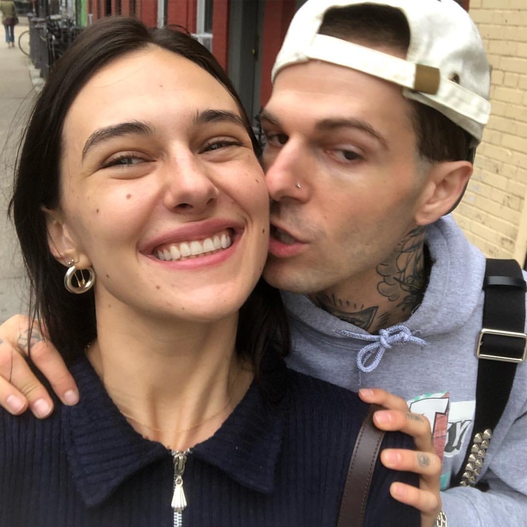 Jesse Rutherford, vocalista do The Neighbourhood, começou a trabalhar como  ator aos 11 anos de idade, já foi preso e namorou a empresária Devon Lee  Carlson - Purebreak