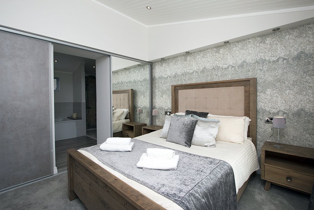 ArgyllHolidays's tweet image. We're giving away a short break in our BRAND NEW Loch Lomond Retreat Lodge.

We'll give you robes &amp;amp; slippers on arrival, as well as a bottle of Bubbly🍾💕

Simply FOLLOW &amp;amp; RT to go into the draw👌 (you can also enter on Facebook)

Browse this lodge➡️ bit.ly/2NP0IC1