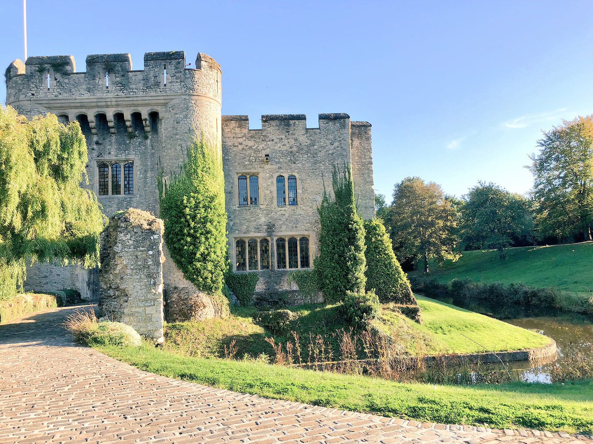 KerrieGibbons's tweet photo. My office today! What a fabulous castle to have a very exclusive wedding right here in #Maidstone #Kent 💁🏻‍♀️ @AllingtonCstle #weddingviewings #weddingplanner #vipweddings #castleweddings https://t.co/JUIIBg7psO
