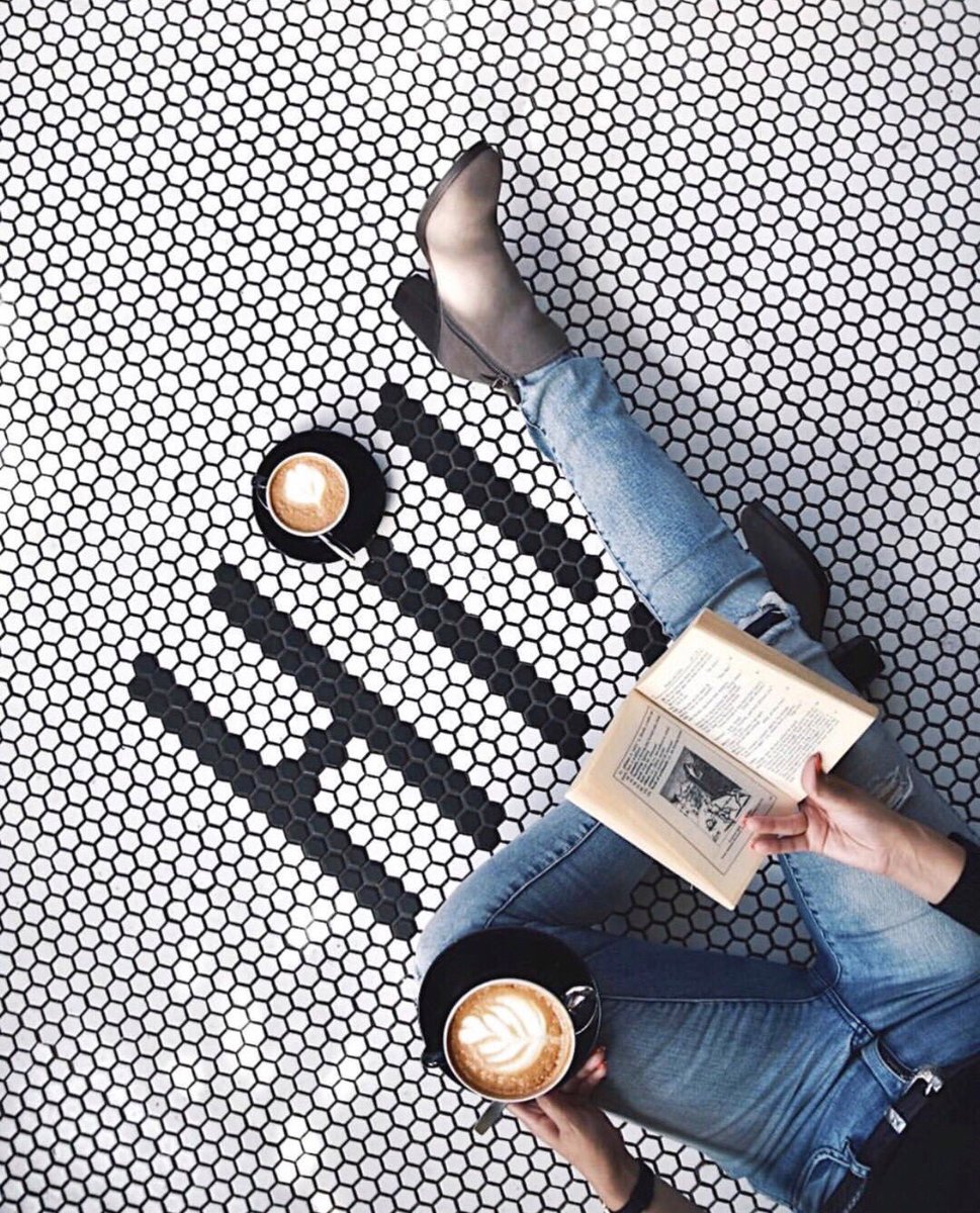 BrewlaBars's tweet photo. Hi there lovely latte 👋 RG | @outandabout.to. #BrewlaBars #coffeehouse #latte #popsicles https://t.co/l6RfCta5R4