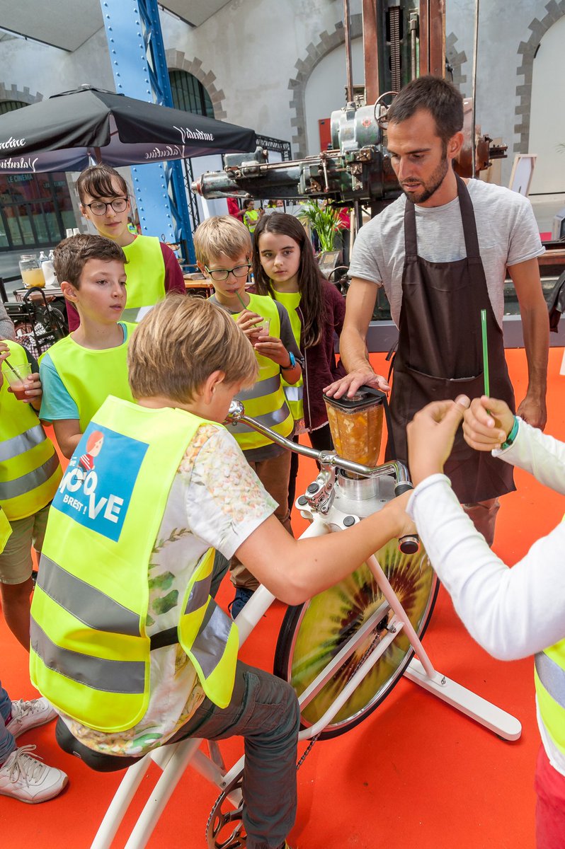 PermaJuice's tweet photo. #wemoovebrest @capucinsbrest @transdevFR @BrestFr #ecologie #barasmoothie #smoothies #velosmoothie #cycloblend #cyclobox
BILAN = 1200 smoothies pédales à la force des mollets 😊😋🍃😍🇫🇷🍎🍏🚴🏼♂️ https://t.co/KmEfD0J1YV