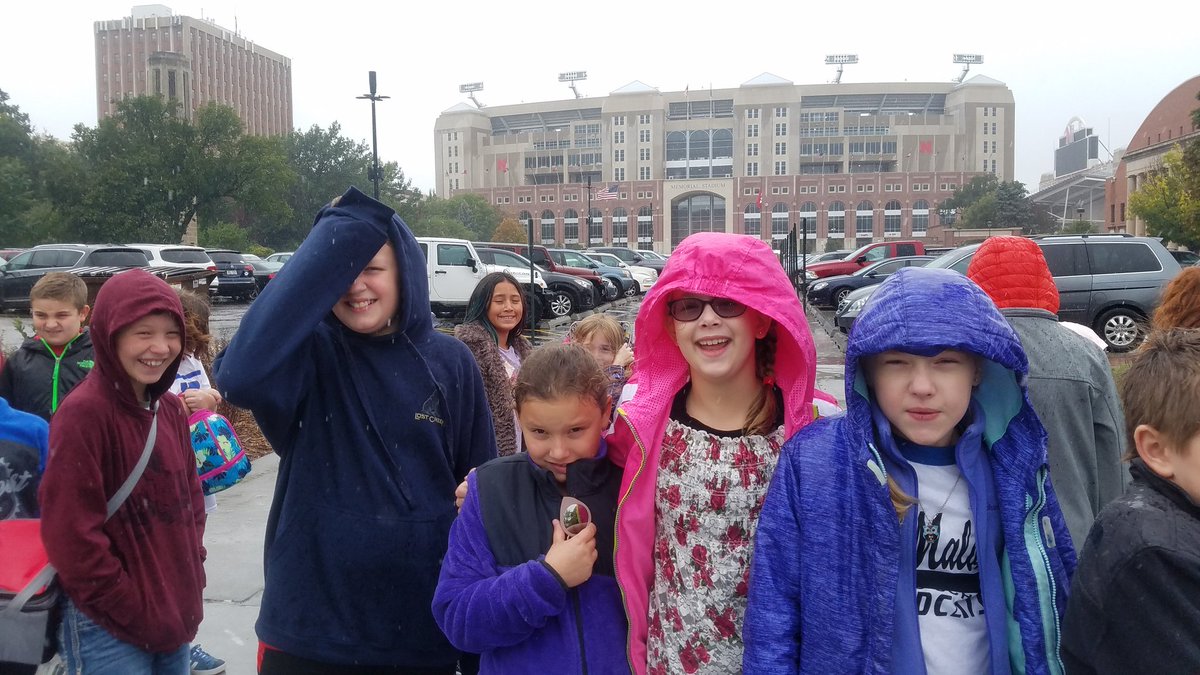 fosterclassroom's tweet photo. Just another RAINY field trip day! #itsalwaystainsonfieldtrips #awalkintherain #adaytoremember https://t.co/zJBWoV3fZ2