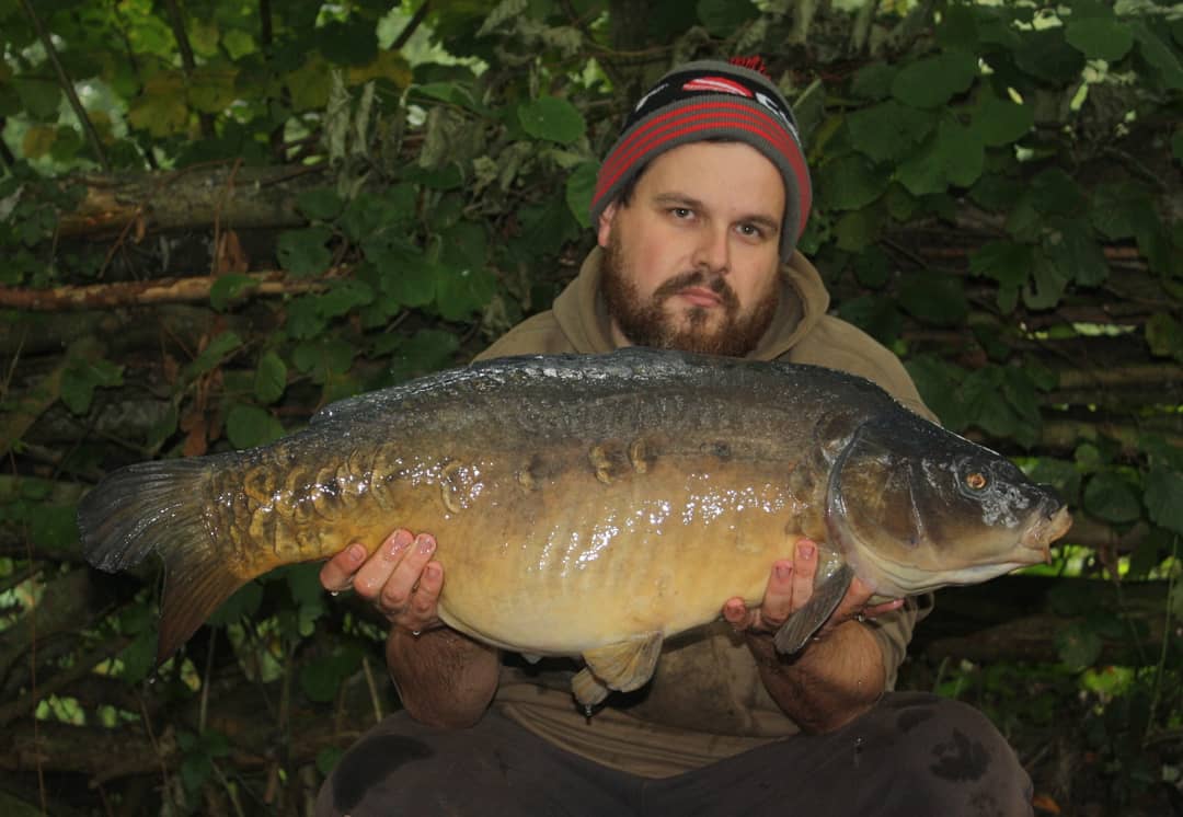 gwakatheanimal's tweet photo. 25lb 2oz original mirror proper old one this one caught on the scent from hell and Atlantic heat combo in a small pva bag with crushed Atlantic boilies and some micro pellets #baitworks #hippohunter #deceptionangling #bobleads #itworks https://t.co/ZZqe9ebovx