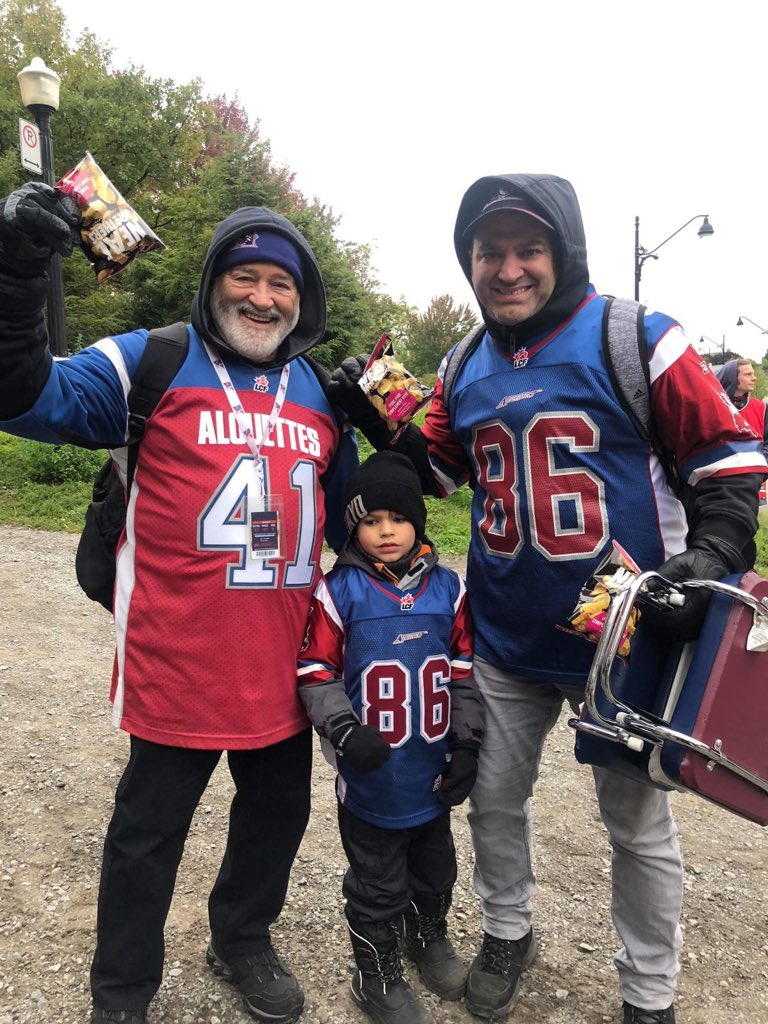 nealbrothers's tweet photo. #30ActsOfGoodness Touchdown! Montreal, we were so happy to join you at the Alouettes game, hand out snacks and cheer on to the end zone!
#SoGoodTogether #giveaway #Montreal #NealBrothers #NealBros #Canada https://t.co/VaZICTMCMn