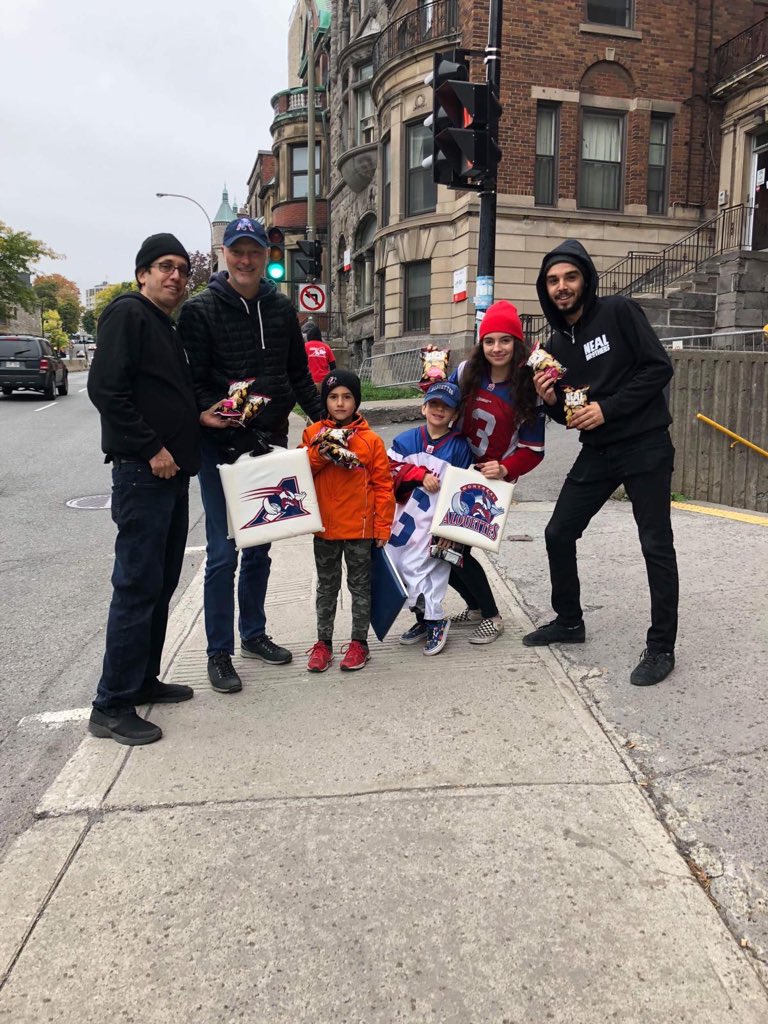 nealbrothers's tweet photo. #30ActsOfGoodness Touchdown! Montreal, we were so happy to join you at the Alouettes game, hand out snacks and cheer on to the end zone!
#SoGoodTogether #giveaway #Montreal #NealBrothers #NealBros #Canada https://t.co/VaZICTMCMn