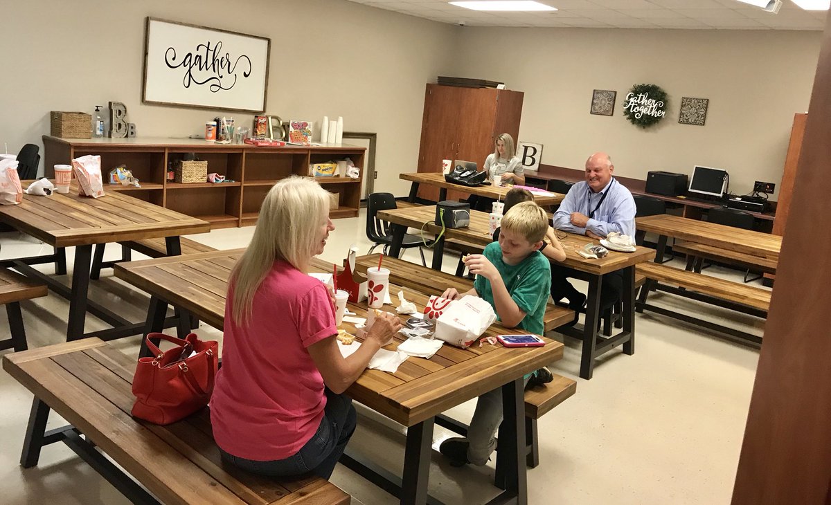 bozmanbroncos's tweet photo. Love seeing Our project mentors eating lunch with their mentees in our Connection Cafe!! https://t.co/rpH2esSEAd