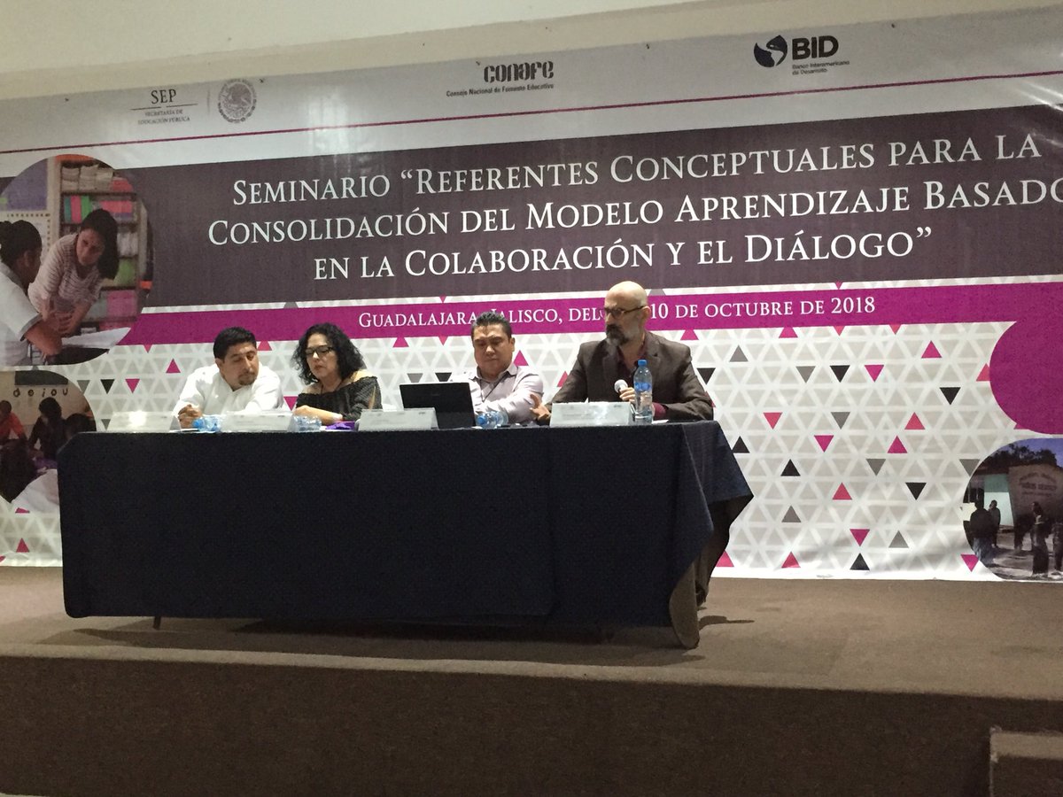 SRinconGallardo's tweet photo. Las @RedesdeTutoria mexicanas, ejemplo de “simplejidad”: una solución simple a problemas complejos. Fernando Mejia en seminario #ModeloABCD del @CONAFE_mx, #EducacionComunitaria https://t.co/UtqVMvZmmA