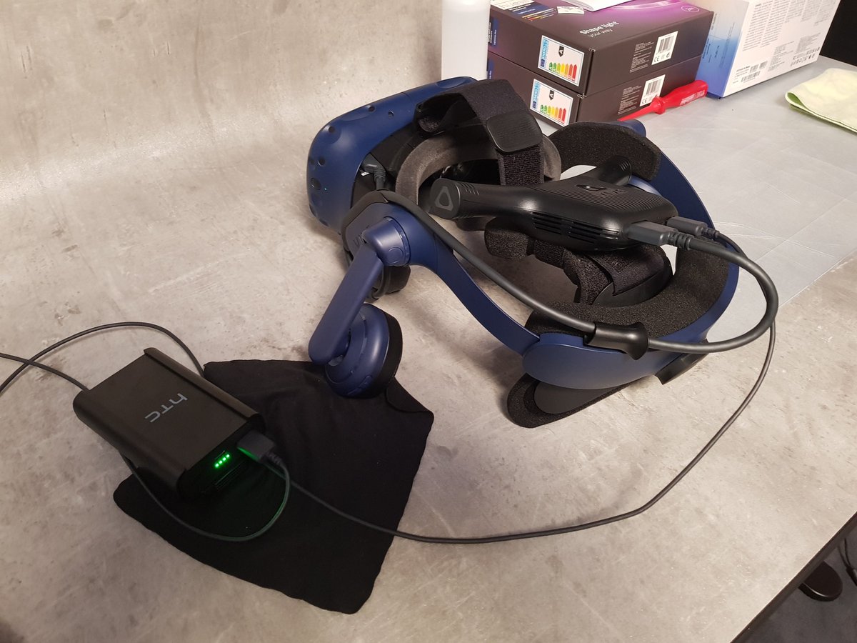 mpoxDE's tweet photo. Funktioniert bisher perfekt. Qualitativ kein Unterschied zum Kabelbetrieb. #vivepro #vivewireless #displaylink @DisplayLink 💪💪💪 https://t.co/gmgKQDYBiJ