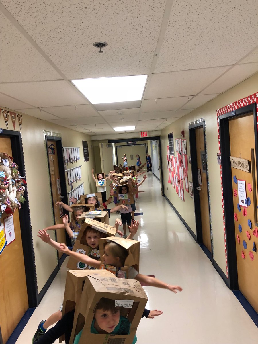 mrsmandab5's tweet photo. Kindergarten going on a space walk! #mrswengersk https://t.co/SAMvfrIiFv
