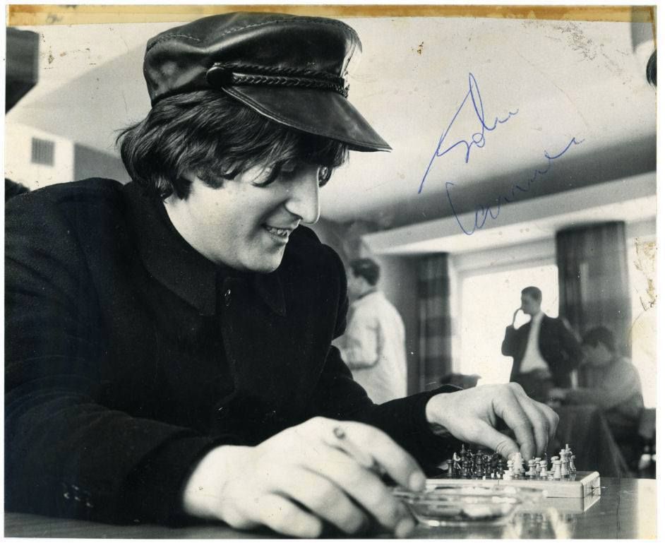 ___sssky's tweet photo. Hoy cumpliría 78 años John Lennon, emblema musical del siglo XX. 

Poco se conoce de su afición al ajedrez, que aparentemente compartía con otros integrantes de The Beatles. En 👉 https://t.co/7ToxFa0ZWi pueden observar una partida suya en la que muestra un interesante nivel. https://t.co/CBBPA0WgBJ