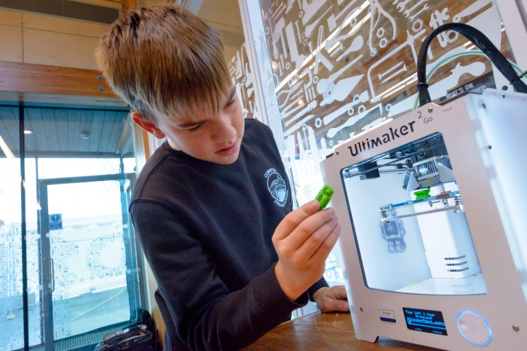 HESEngineShed's tweet photo. #3D printing, #robots and more! So far schoolchildren have had lots of fun exploring #heritage and the past using the #technology of the future at #HESDigiFest this week. 

Get involved with our FREE workshops starting on Saturday (13 October): https://t.co/MVfBnRYFRi https://t.co/gIBbsZLfmd