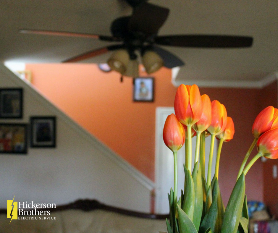 HickersonBros's tweet photo. Did you know that your ceiling fan needs to be spinning counter-clockwise in warmer months in order to be energy efficient?  Although this doesn't lower the temperature in the room, it can make you feel colder because of the wind-chill effect. https://t.co/ksrqC6FwFC