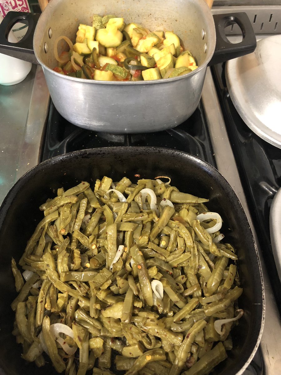 5tacoscontodo's tweet photo. Me iba a masturbar, pero como quiero curarme de mi homosexualidad mejor cocine calabazas con poblano y nopales con cebolla y orégano. Gustan?? #Pasenle https://t.co/lyBUGL93KK