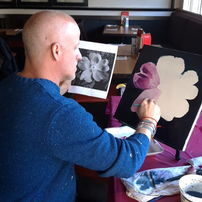 FMWBUnitedWay's tweet photo. @russellthomasart is currently at the downtown @bostonpizzafortmac starting on a live painting of his version of Alberta's national flower, the wild rose. All in support of the Community Campaign and #RedMenu.
#LocalLoveYMM #YMM https://t.co/x0pCGev6mf
