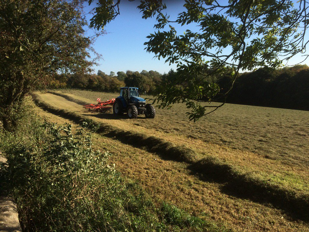 PLAllard_Builde's tweet photo. October hay harvest I couldn’t pass by without recording this wonderful scene in Gloucestershire today. https://t.co/vWKlgcOcLm