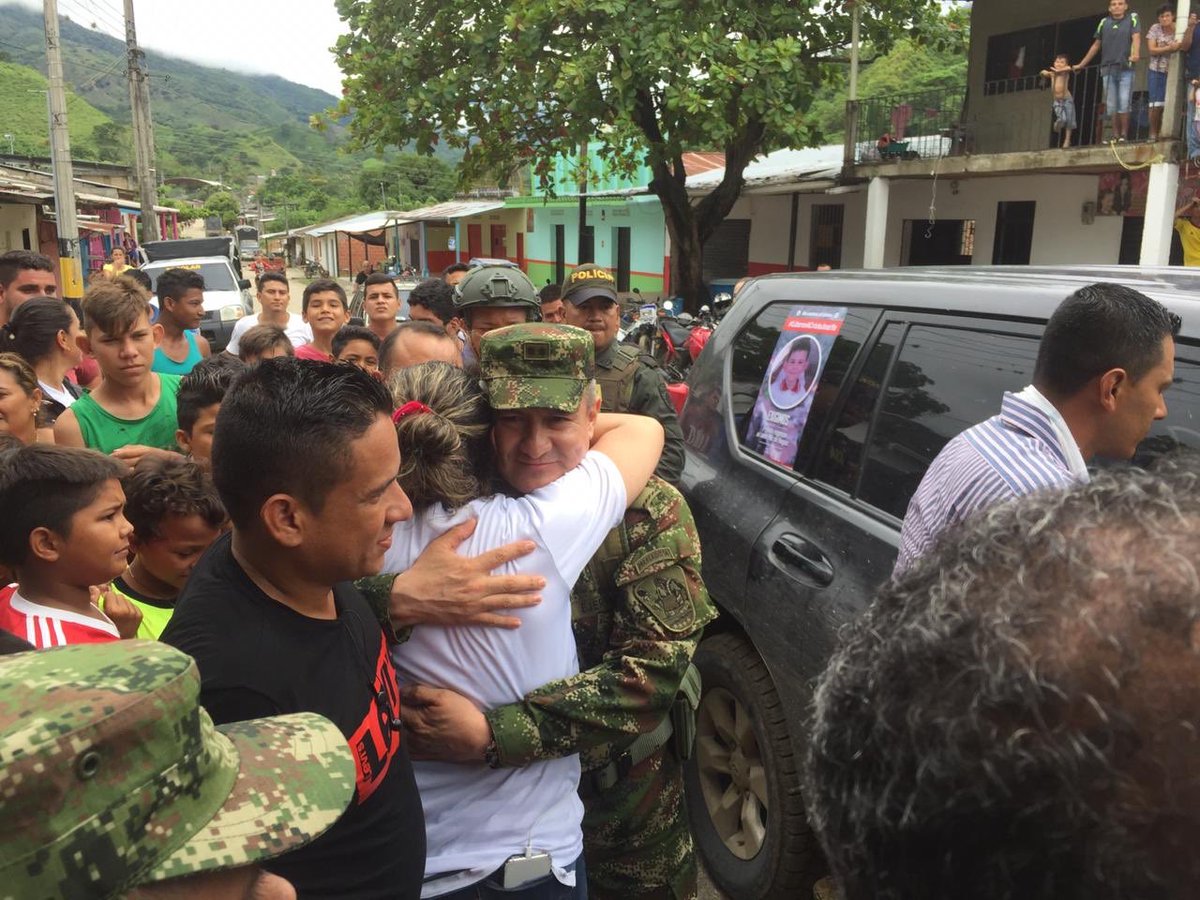 COMANDANTE_EJC's tweet photo. Emocionados los soldados de #Colombia, confirmamos una vez más que unidos bajo una sola voluntad es posible avanzar. Cristo José en su hogar. 
Dios continuará guiando los pasos de nuestros héroes quienes lo entregan todo por la patria. #GloriaAlSoldado https://t.co/9UbUZ2HgRy