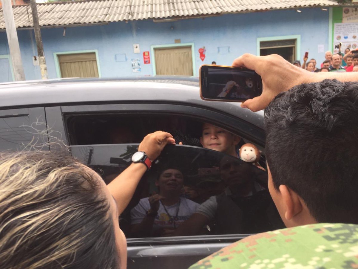 COMANDANTE_EJC's tweet photo. Emocionados los soldados de #Colombia, confirmamos una vez más que unidos bajo una sola voluntad es posible avanzar. Cristo José en su hogar. 
Dios continuará guiando los pasos de nuestros héroes quienes lo entregan todo por la patria. #GloriaAlSoldado https://t.co/9UbUZ2HgRy