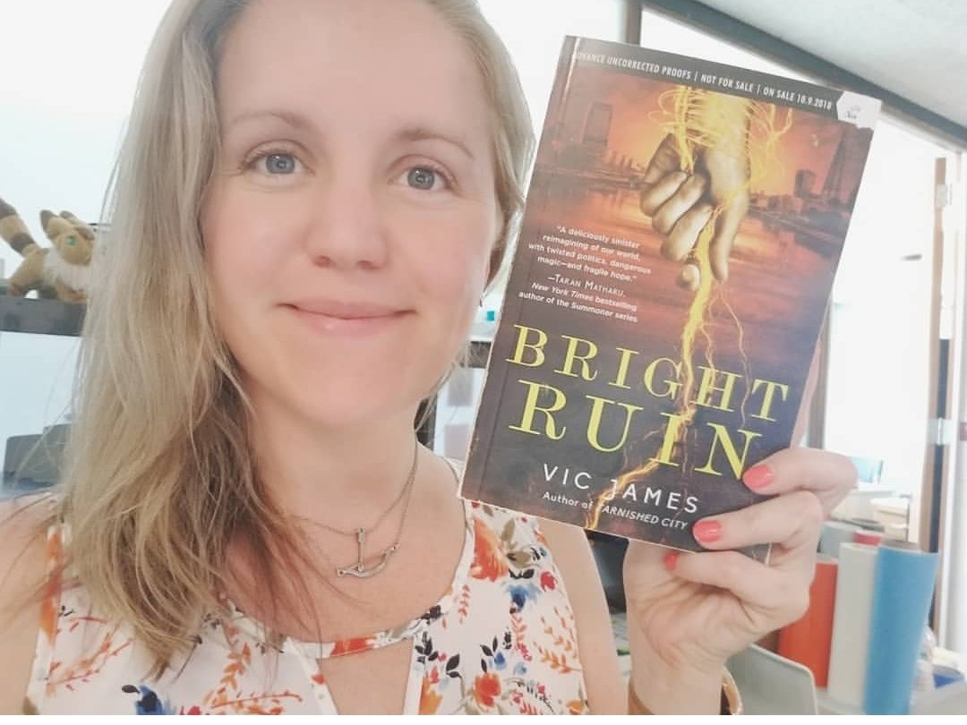 Julieanngrasso's tweet photo. Happy Book Birthday to @DrVictoriaJames!! Bright Ruin is the final book in The Dark Gifts trilogy. And it has ALL the feels! 😍😥😣😢😭😫🤓😡😵😱🤢(feels in no particular order)

Go buy it today!! 

#gildedcage #tarnishedcity #brightruin #vicjames #bookbirthday https://t.co/OOJk7hIyZJ
