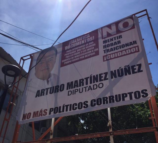 des_informante's tweet photo. #Extra Aparecen varios espectaculares en Acapulco donde señalan a @ArturoMN de falsificar documentos. https://t.co/fOkmd2SJlW