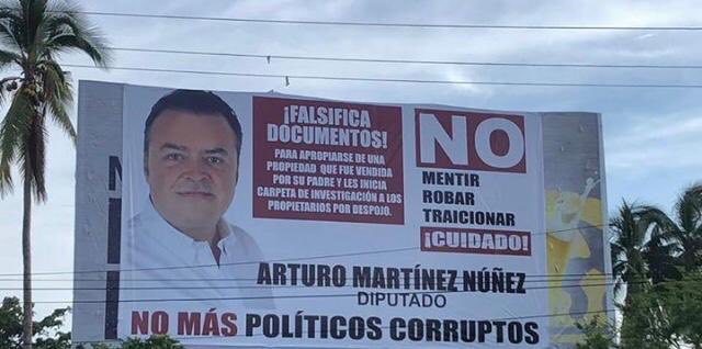 des_informante's tweet photo. #Extra Aparecen varios espectaculares en Acapulco donde señalan a @ArturoMN de falsificar documentos. https://t.co/fOkmd2SJlW