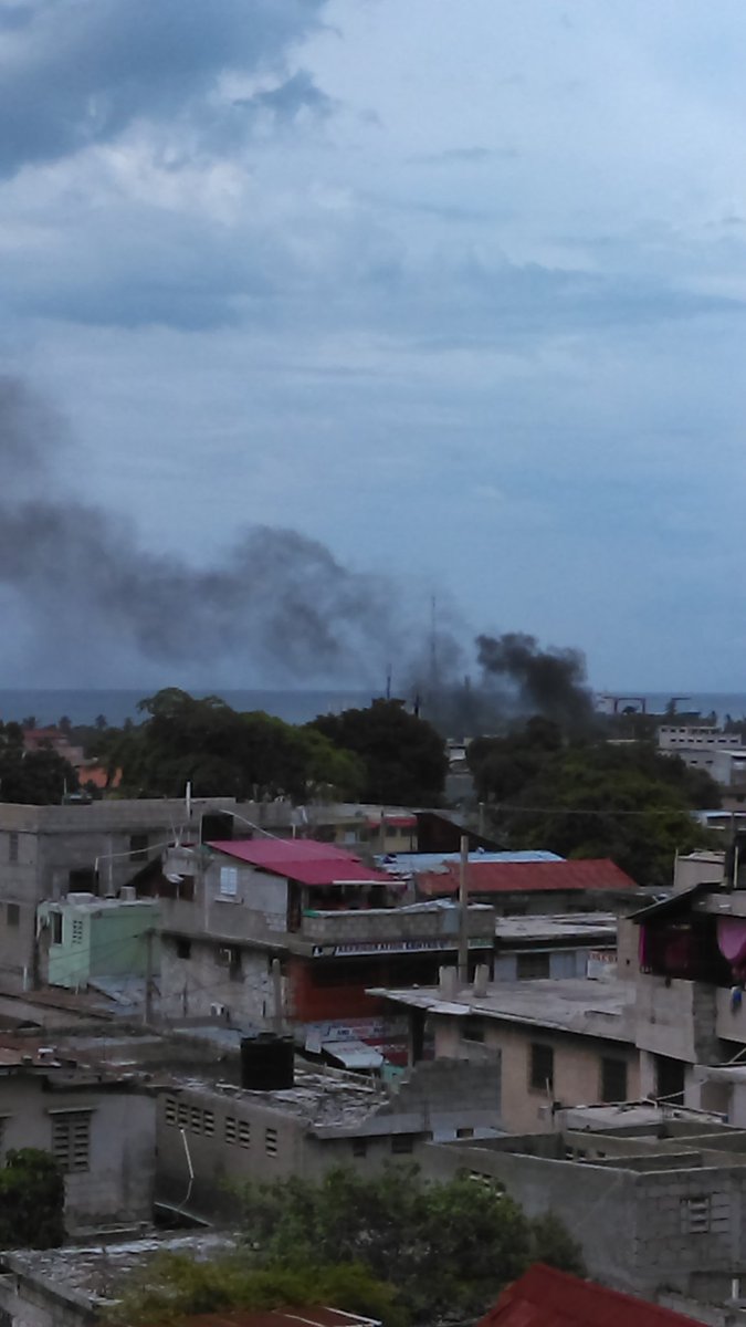 TwitJAKO's tweet photo. 2:27PM - Foto #LaFimen anba lavil nan moman an... Jounen jodi 9 oktòb la, se konvokasyon Dr. Shiller Louidor pou koze menas ke swadizan li ta fè nan deklarasyon li yo nan la #presse https://t.co/B5xhoLnZyq