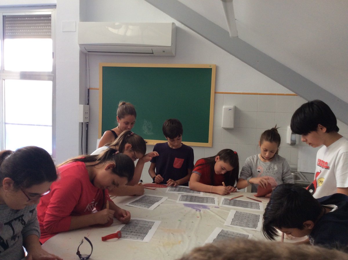 theblindwindow's tweet photo. Hemos empezado con 1ºESO a descubrir la historia. Hoy hemos realizado un taller de escritura cuneiforme. La verdad es que algunos de los trabajos han quedado fenomenal ¿Hacia dónde nos dirigirá nuestra máquina del tiempo? @colegiomontse https://t.co/EMbf7o5Bt1