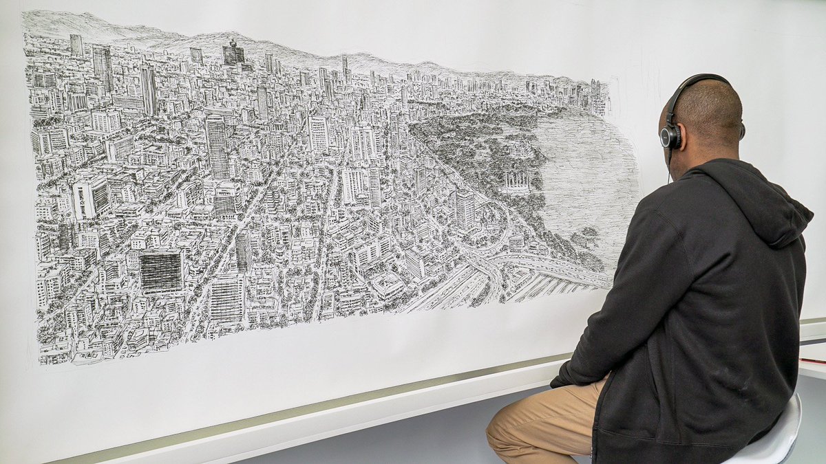 tuCpakoa's tweet photo. Stephen Wiltshire survole une ville quelques minutes, et elle est gravée dans sa mémoire ! 
Stephen est autiste, et possède une mémoire hallucinante qui lui vaut le surnom "d'homme caméra". Il a déjà survolé plusieurs capitales qu'il a dessinées avec une précision époustouflante. https://t.co/viLJ2dtkhP