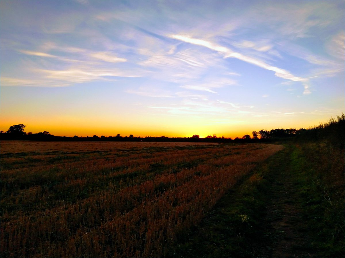 AnLasair's tweet image. Nice sky on tough nights 5km #run . #getoutside #run1000miles #6pmclub
