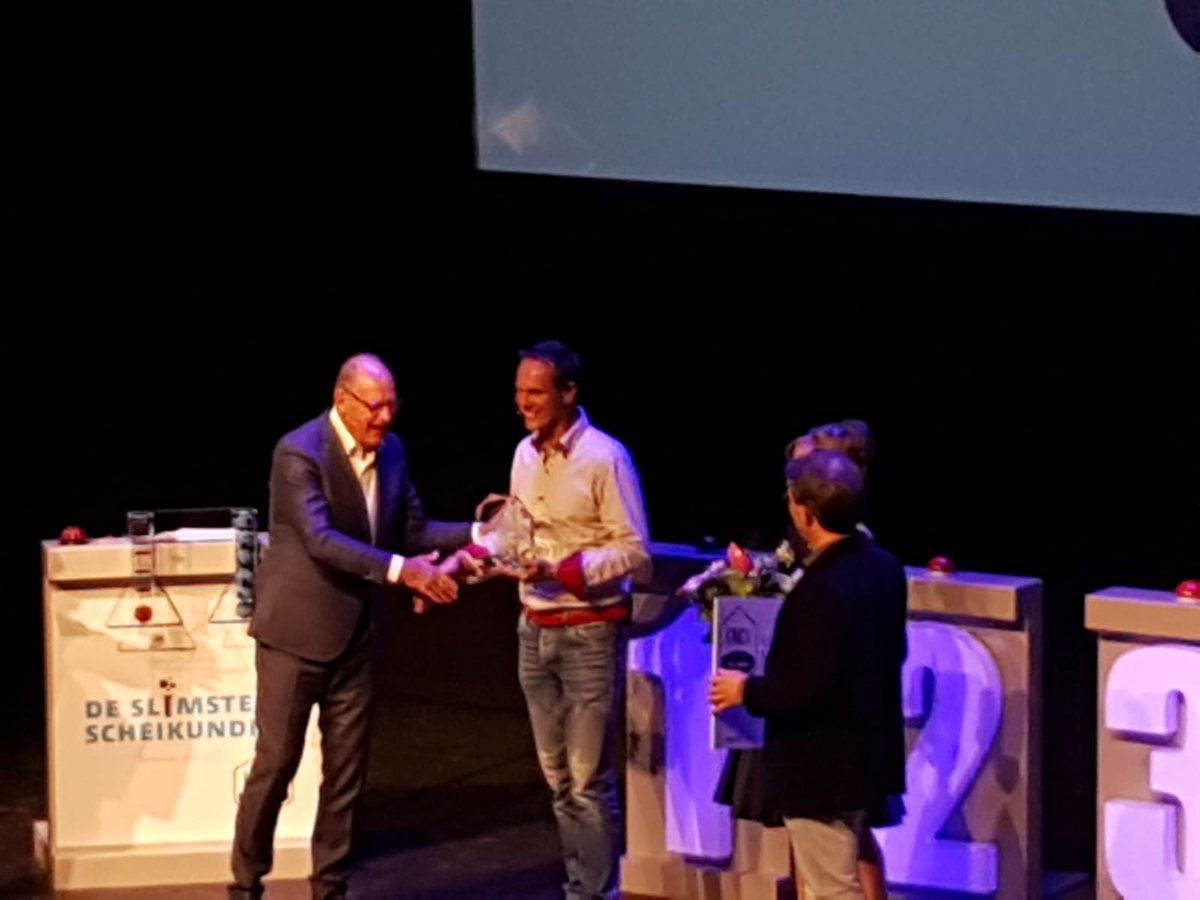 KNCVchemie's tweet photo. Erik Meij is de Slimste Scheikundige van Nederland. Hij wint de finale olv Philip Freriks tijdens Avond van de Chemie #AvdC18 https://t.co/LoqOn77eaA