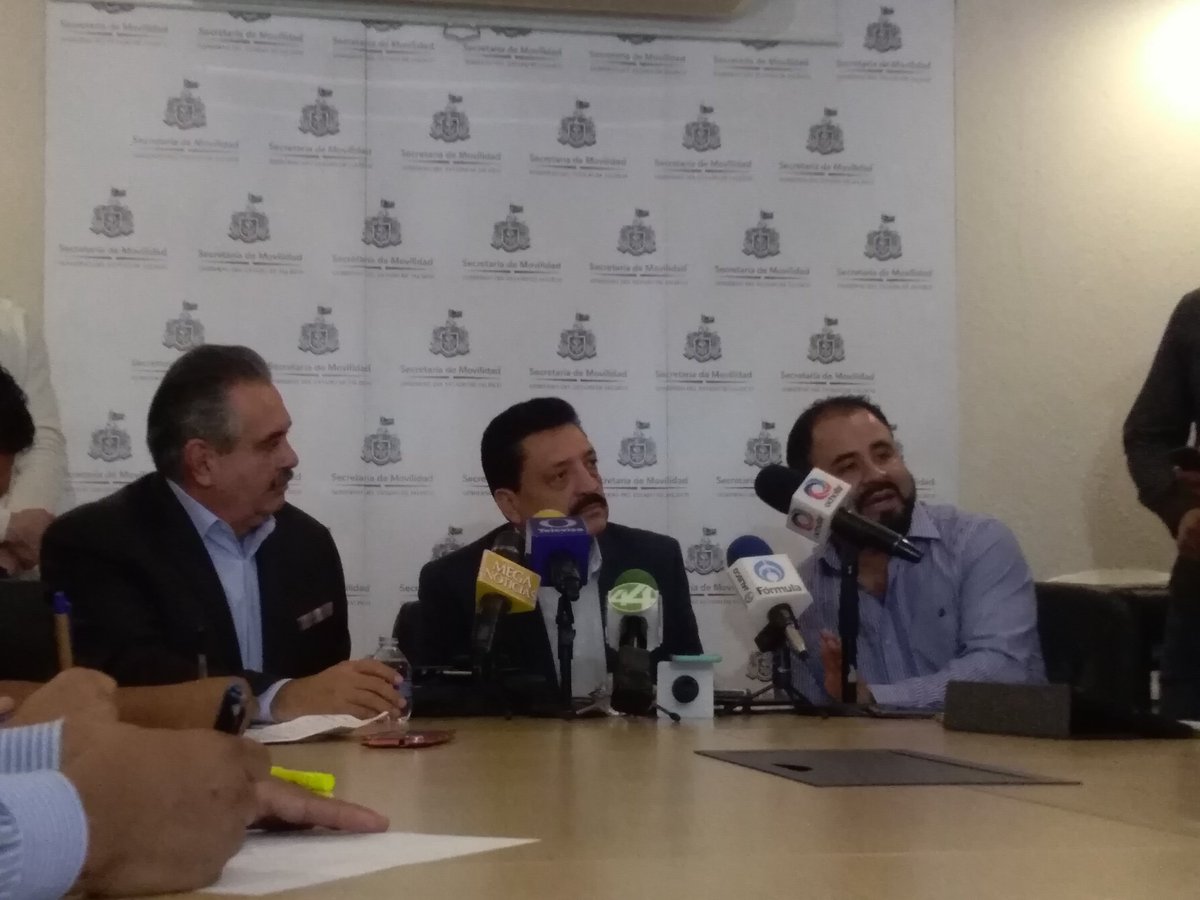 TransporteJal's tweet photo. El día de ayer se realizó una inspección a la ruta 275F por parte de la Dirección Jurídica de la Semov encontrando unidades fuera de la Ley que fueron retiradas y serán reemplazadas para no afectar a los usuarios. Se inicia un proceso para revocar la subrogación. https://t.co/YCG8vMu4rI