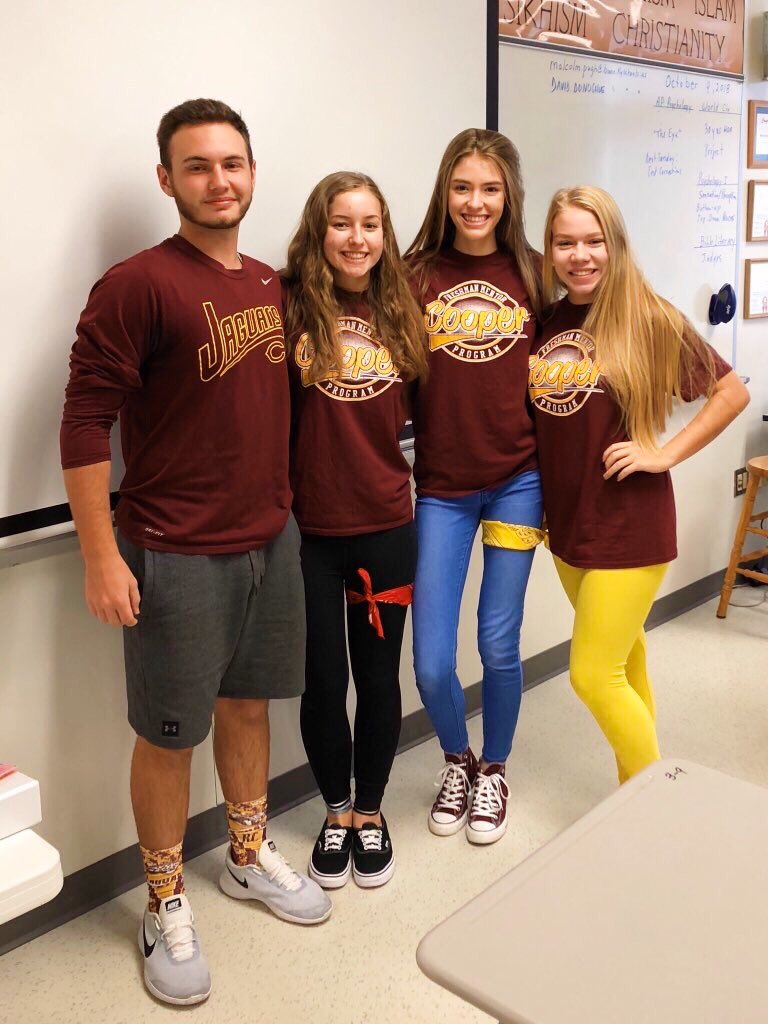 nataliedenham28's tweet photo. We <3 spirit week!! #bestdressedFMPs #day1 @RCHSFMP https://t.co/zvKCGRGAIB