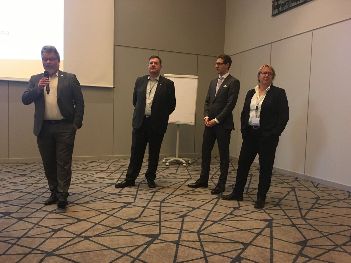 MirjamBauer's tweet photo. Fazit nach 2 Tagen #DIT18 #interoptag @hl7germany: Politik/ @BMG_Bund einbeziehen, #Standards + #Interoperabilität brauchen Rahmen/Gesetze! https://t.co/Ek53DtFxHW